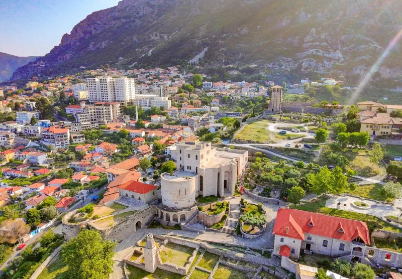 Krujë from above: the castle, the museum and the town under the mountain